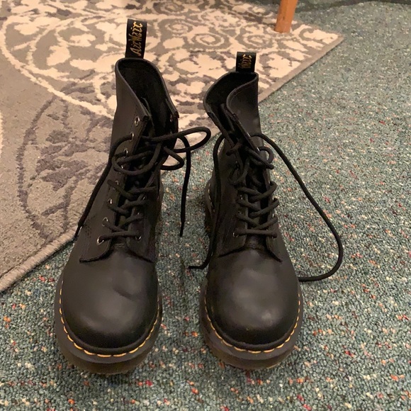 Dr martens barely worn - Picture 1 of 4